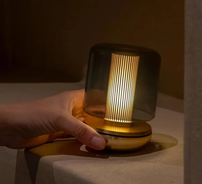 Lampe*Humble Lampe, Baladeuse, Firefly, , IP65, Ø8,6cm, H11,8cm - laiton, verre fumé