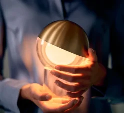 Lampe*Frandsen Lampe, Baladeuse, Pila, , LED, dim, 2700K, 30-75-150 lm, Ø13cm, H19,6cm - laiton