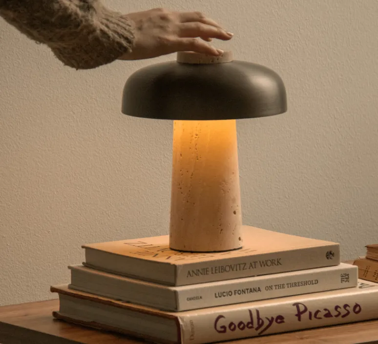 Lampe*Audo Copenhagen Lampe, Baladeuse, Reverse, , IP44, LED, dim, 2700K, 125 lm, Ø19,6cm, H24,5cm - bronze, travertin