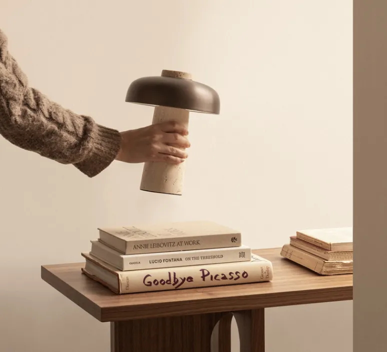 Lampe*Audo Copenhagen Lampe, Baladeuse, Reverse, , IP44, LED, dim, 2700K, 125 lm, Ø19,6cm, H24,5cm - bronze, travertin