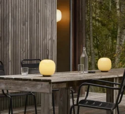 Lampe*Louis Poulsen Lampe, Baladeuse, VL 45 Radiohus, , IP44, LED, dim, 2000-2700K, lm, Ø17,5cm, H27,5cm - Laiton noir, verre brillant jaune pâle