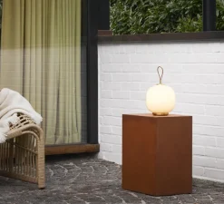 Lampe*Louis Poulsen Lampe, Baladeuse, VL 45 Radiohus, , IP44, LED, dim, 2000-2700K, lm, Ø17,5cm, H27,5cm - laiton, verre brillant opalin