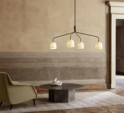 Lustre 4 bras, Howard Long, blanc, laiton, L133,6cm, H60,4cm - Gubi