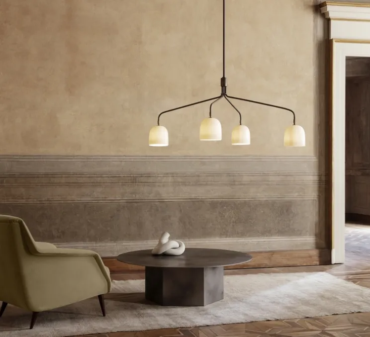 Lustre 4 bras, Howard Long, blanc, laiton, L133,6cm, H60,4cm - Gubi