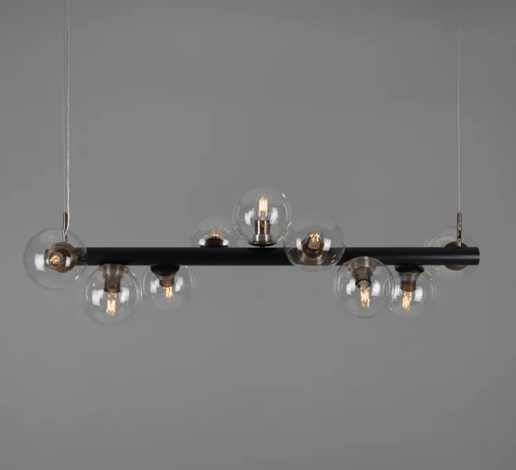 Lustre, Moriarty, noir mat, laiton antique, globe transparent, L127cm, H144,5cm - Mullan Lighting