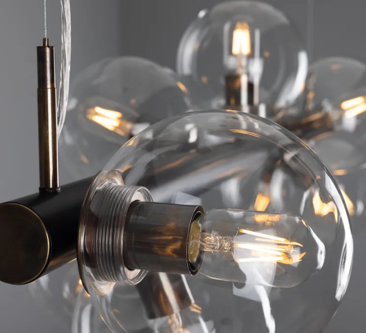 Lustre, Moriarty, noir mat, laiton antique, globe transparent, L127cm, H144,5cm - Mullan Lighting