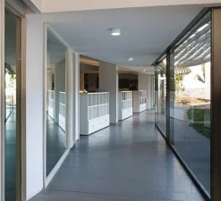 Plafonnier & Spot*Vibia Plafonnier, Domo 8200, laqué blanc mat à l'intérieur, laqué blanc mat à l'extérieur, LED, 2700K, 598 lm, Ø18,5cm, H9cm - laqué blanc mat à l'intérieur, laqué blanc mat à l'intérieur