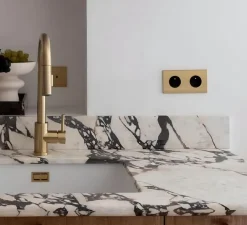 Prise, Confidence, Double horizontal, Laiton brossé, Prise-PC x2, Noir, L15,1cm, H8cm - Modelec