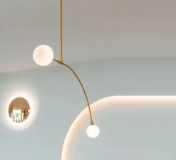 Suspension*SkLO Studio Suspension, Balance 1.0, , L114,5cm, H152cm - Blanc, laiton, câble noir