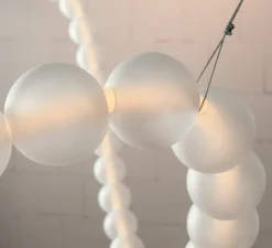 Suspension*Loftlight Suspension, Daisy 750, 56 boules, , IP67, LED, dim, 3000K, 1109 lm, Ø7cm, L500cm - blanc