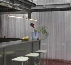 Suspension, Fine, rouge foncé, LED, dim, 2700K, 950 lm, L90cm, H1,8cm - Muuto