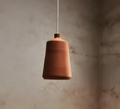 Suspension*Pott Suspension, Flame Tall XL, , câble blanc, IP44, LED, dim, 2700K, 1200 lm, Ø28cm, H48,6m - terra