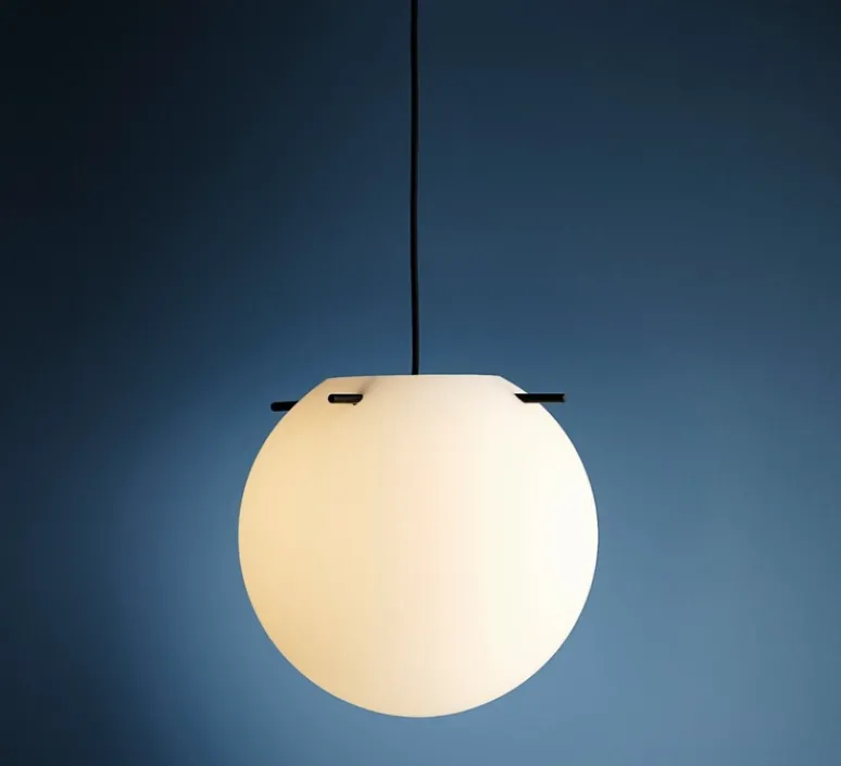 Suspension*Frandsen Suspension, Koi, , Ø32cm, H30cm - blanc opalin, tiges noires