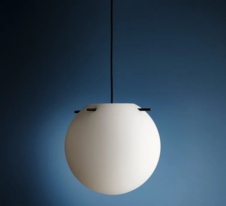 Suspension*Frandsen Suspension, Koi, , Ø32cm, H30cm - blanc opalin, tiges noires