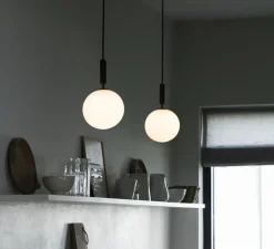 Suspension*Nuura Suspension, Miira 1 large, noir, globe opalin, Ø20cm, H35,3cm - noir, blanc opalin