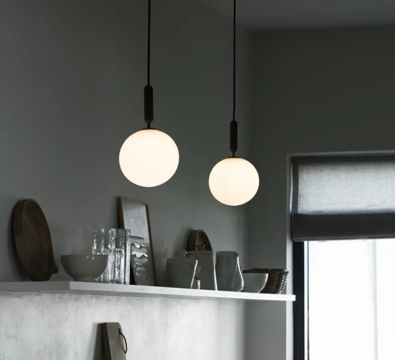 Suspension*Nuura Suspension, Miira 1 large, noir, globe opalin, Ø20cm, H35,3cm - noir, blanc opalin
