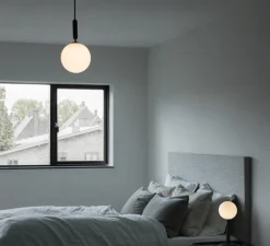 Suspension*Nuura Suspension, Miira 1 large, noir, globe opalin, Ø20cm, H35,3cm - noir, blanc opalin