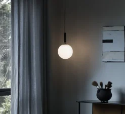 Suspension*Nuura Suspension, Miira 1 large, noir, globe opalin, Ø20cm, H35,3cm - noir, blanc opalin