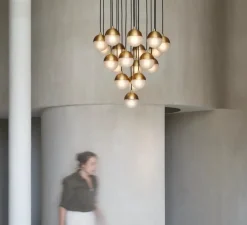 Suspension, Molecule Cluster 19, Laiton laqué bruni, verre givré, Ø63cm, H59,8cm - Schwung