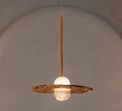 Suspension*Contain Suspension, Organic Ceramic 14/16, céramique rouge, laiton vieilli brossé, verre transparent, câble en lin de 1m, Ø14/16cm, H30cm - céramique céramique rouge, laiton vieilli brossé, verre transparent, câble en lin de 1m