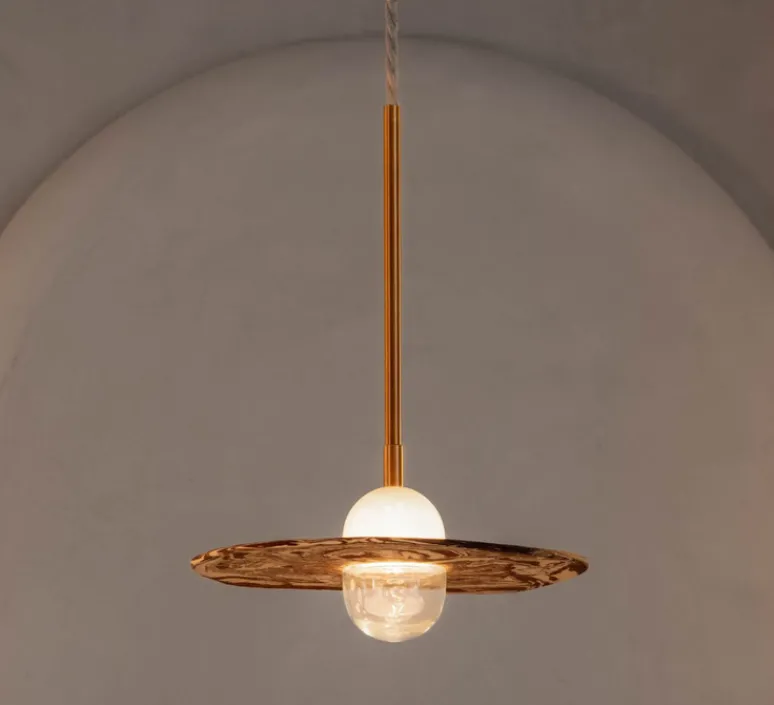 Suspension*Contain Suspension, Organic Ceramic 14/16, céramique rouge, laiton vieilli brossé, verre transparent, câble en lin de 1m, Ø14/16cm, H30cm - céramique céramique rouge, laiton vieilli brossé, verre transparent, câble en lin de 1m