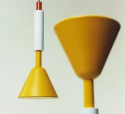 Suspension, Pyl, petite, blanc, jaune, rouge, LED, dim, 2700K, 970 lm, Ø21,6cm, H54cm - Petite Friture