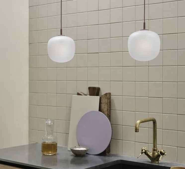 Suspension, Rime, rouge foncé, opalin, 2700 K, 200lm, Ø18cm, H22cm - Muuto