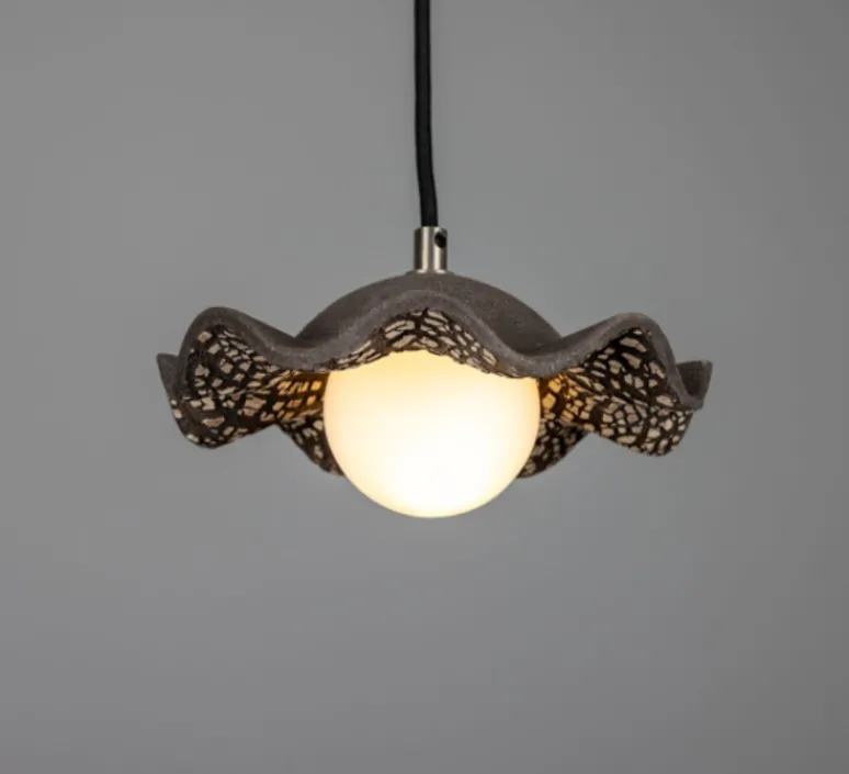 Suspension*Mullan Lighting Suspension, Rivale, , globe opalin, Ø21cm, H8,5cm - argile noire, argent antique