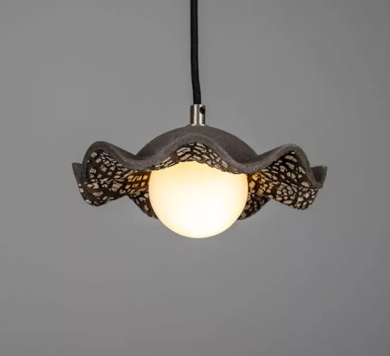 Suspension*Mullan Lighting Suspension, Rivale, , globe opalin, Ø21cm, H8,5cm - argile noire, argent antique