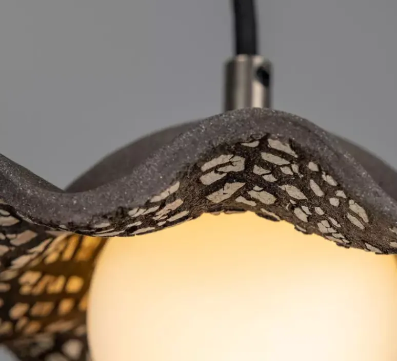 Suspension*Mullan Lighting Suspension, Rivale, , globe opalin, Ø21cm, H8,5cm - argile noire, argent antique