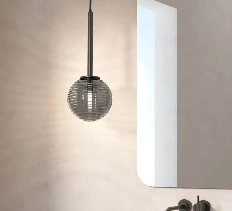 Suspension*Astro Suspension, Tacoma, , IP44, Ø13,5cm, H185cm - noir mat, abat-jour Tacoma Ribbed Glass fumé