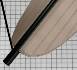 Suspension*Tooy Suspension, Thula 562.22, , IP40, LED, 2700K, 2600lm, L104cm, H11cm - corps noir, détail noir, abat-jour cuir beige