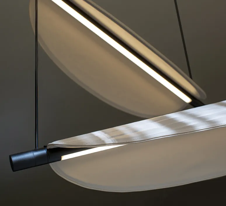 Suspension*Tooy Suspension, Thula 562.22, , IP40, LED, 2700K, 2600lm, L104cm, H11cm - corps noir, détail noir, abat-jour cuir beige