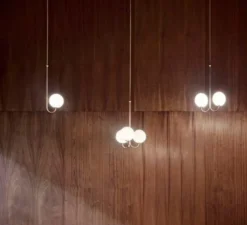 Suspension, Triple Angle, blanc et laiton, L38,8cm, H68,4cm - Anastassiades Studio