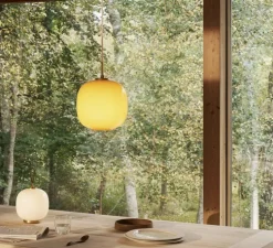 Suspension, VL 45 Radiohus, laiton, verre brillant jaune pâle, Ø25cm, H32,8cm - Louis Poulsen