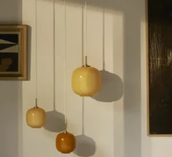 Suspension, VL 45 Radiohus, laiton, verre brillant jaune pâle, Ø25cm, H32,8cm - Louis Poulsen